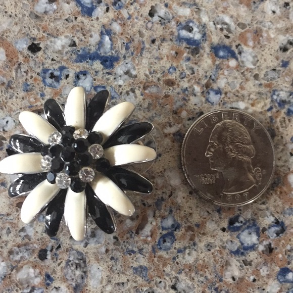 Cream and black flower pierced earrings - Picture 2 of 3